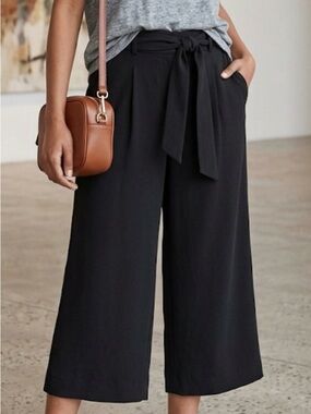 Lululemon Noir Crop Black High Rise Relaxed Fit Wide Leg. Size 8